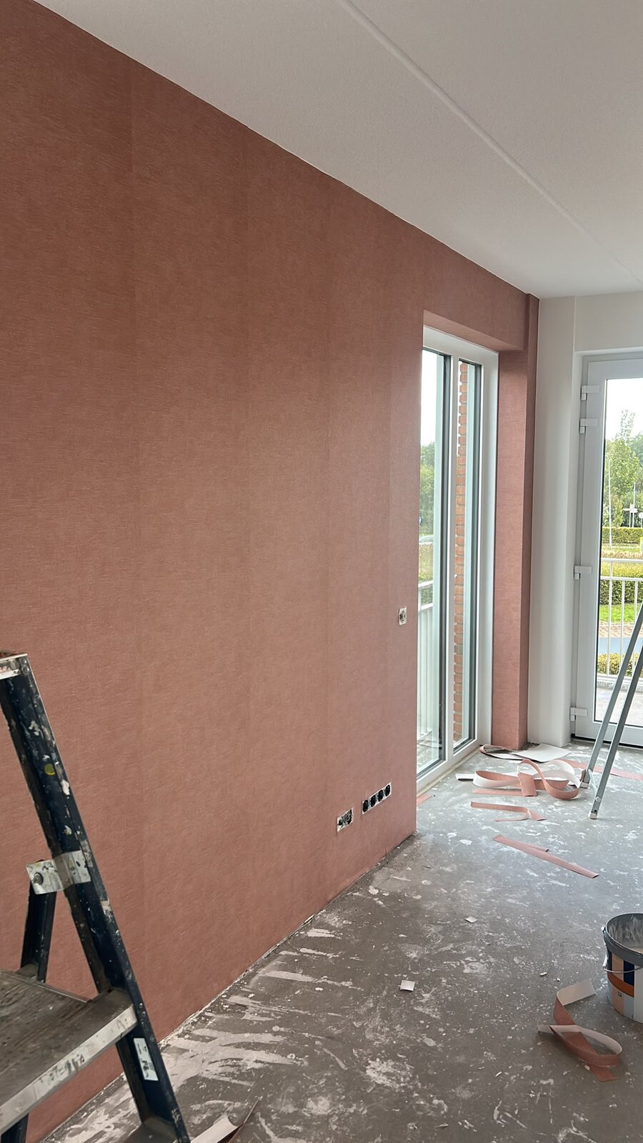 Wand geschilderd in warme roodbruine kleur