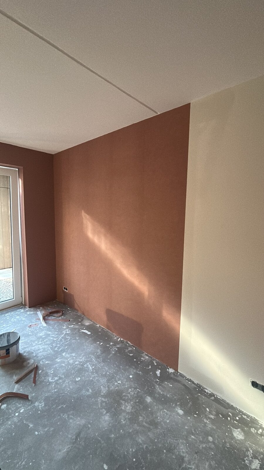 Wand geschilderd in warme roodbruine kleur