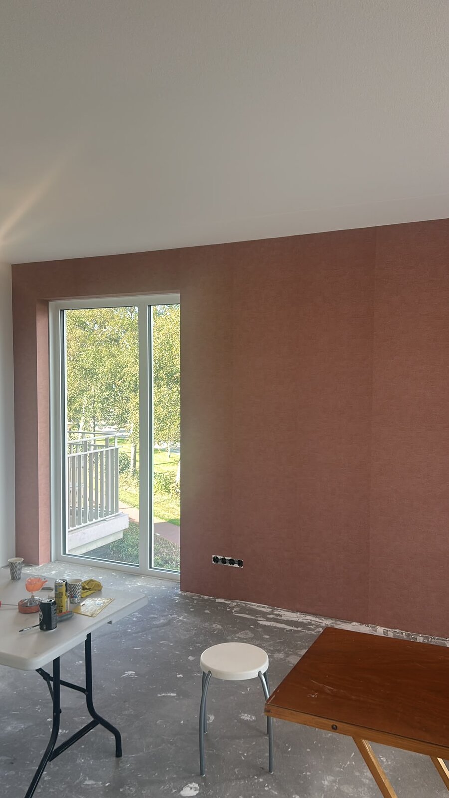 Wand geschilderd in warme roodbruine kleur