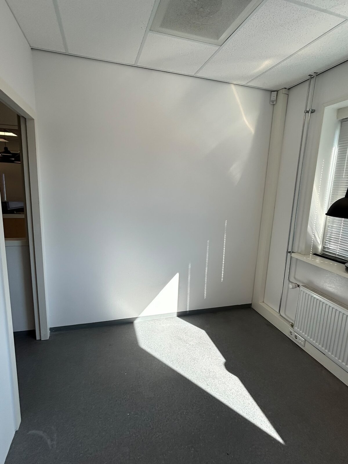Wanden afwerken in kantoorpand - strak wit resultaat